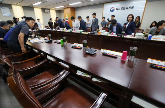 27일 세종시 정부세종청사 고용노동부에서 열린 최저임금위원회 제6차 전원회의에서 근로자 위원인 이성경 한국노총 사무총장(왼쪽)이 불참한 사용자 위원들의 빈자리를 바라보고 있다. 연합뉴스